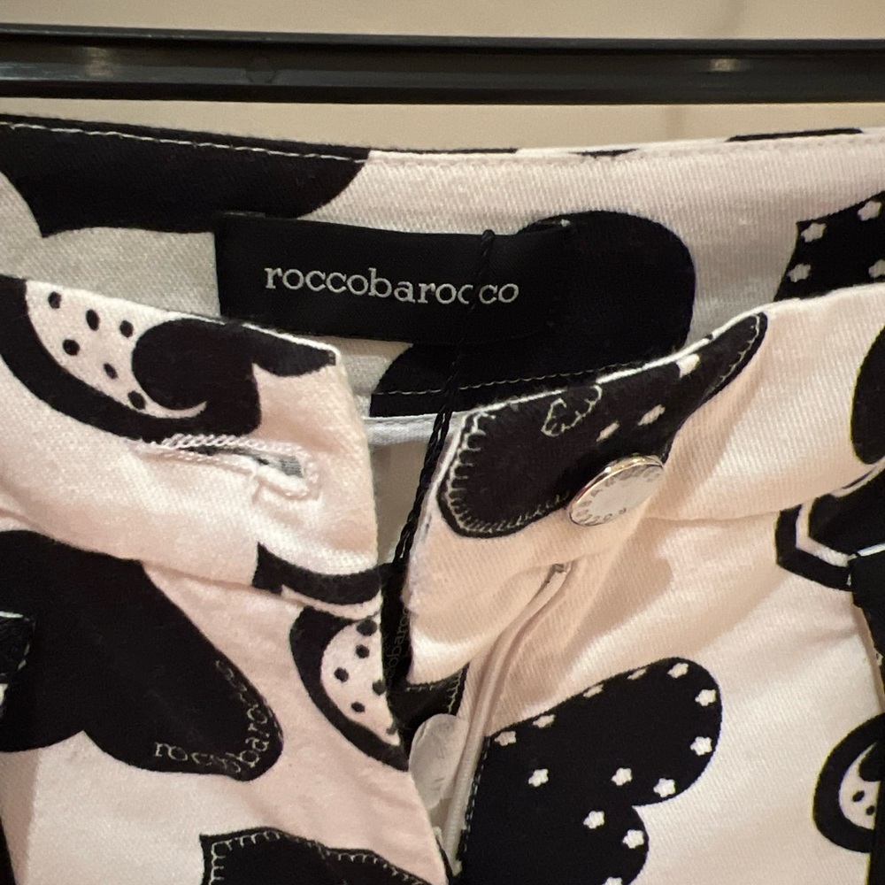 Black and White Heart Patterned Cropped Pants by Roccobarocco